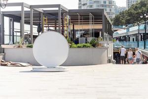 crimée, yalta, russie 2021- panneau blanc vierge pour le logo situé au bord de la mer sur le remblai photo