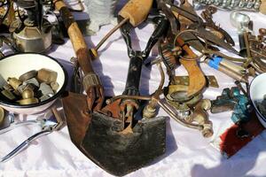 vieux et antique articles sont vendu à une Puce marché dans Israël. photo