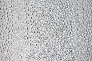 fond et papier peint par goutte de pluie et gouttes d'eau sur la fenêtre. photo