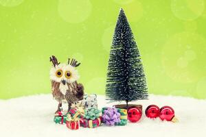 miniature de Noël arbre avec coloré cadeaux photo