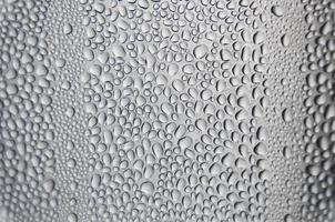 fond et papier peint par goutte de pluie et gouttes d'eau sur la fenêtre. photo