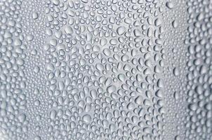 fond et papier peint par goutte de pluie et gouttes d'eau sur la fenêtre. photo