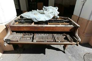 vieux et antique articles sont vendu à une Puce marché dans Israël. photo