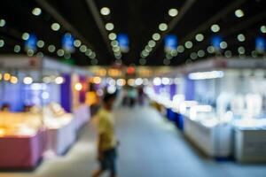 flou images de Commerce foires dans le gros salle. image de gens en marchant sur une Commerce juste exposition ou expo où affaires gens spectacle innovation activité et présent des produits dans une gros salle. photo