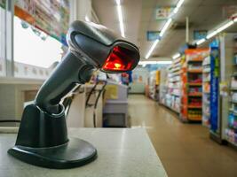 code à barre scanner sur le caissier table dans grand supermarchés, sélectif se concentrer, doux se concentrer. photo