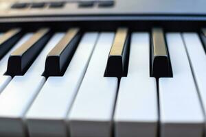 fermer de piano clés. piano noir et blanc clés et piano clavier musical instrument mis à le Accueil balcon pendant ensoleillé journée. photo