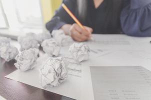 aucune idée et concept d'échec, main humaine tenant du papier froissé et des ordures. photo