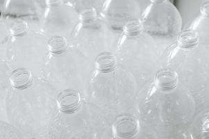 bouteilles vides à recycler, campagne pour réduire le plastique et sauver le monde. photo