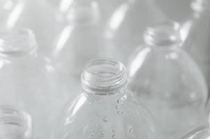 bouteilles vides à recycler, campagne pour réduire le plastique et sauver le monde. photo