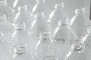 bouteilles vides à recycler, campagne pour réduire le plastique et sauver le monde. photo