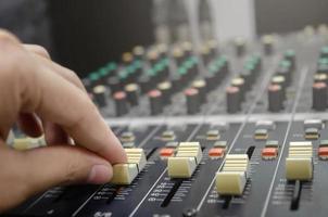 console de mixage audio et mixage sonore avec boutons et curseurs. photo