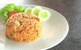 à M Miam frit riz. génial dégustation thaïlandais aliments. sur un vieux ciment tableau. fermer voir. photo