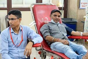 Delhi, Inde, juin 19 2023 - du sang donneur à du sang don camp tenue à balaji temple, Vivek Vihar, Delhi, Inde, image pour monde du sang donneur journée sur juin 14 chaque année, du sang don camp à temple photo