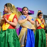 Nouveau Delhi, Inde - juillet 01 2023 - bharathanatyam Indien classique Odissi danseurs performant à organiser. magnifique Indien fille danseurs dans le posture de Indien danse. Indien classique Danse bharatanatyam photo