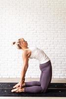 jeune femme séduisante pratiquant le yoga, portant des vêtements de sport
