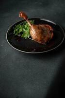 canard jambe confit baie sauce la volaille Viande en mangeant cuisine apéritif repas nourriture casse-croûte sur le table photo