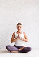 jolie femme pratiquant le yoga à la maison photo