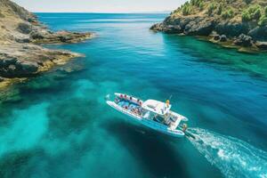 aérien vue de bateau dans turquoise mer avec rochers et bleu ciel, aérien vue de une nervure bateau avec plongeurs et plongeurs à le turquoise coloré côte de le égéen mer dans Grèce, ai généré photo