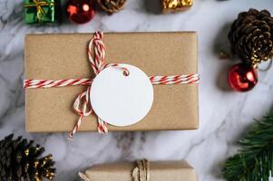 coffrets cadeaux avec de petits cadeaux sur ciment blanc photo