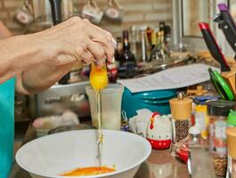 à préparer le plat, le chef Beats le Jaune d'œuf et blanc photo