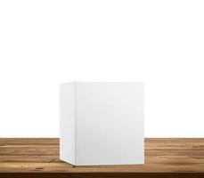 vide boîte produit emballage boîte maquette sur une en bois tableau, blanc Contexte. photo
