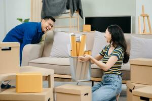 content asiatique Jeune attrayant couple homme et femme avec gros des boites en mouvement dans une Nouveau loger, Nouveau appartement pour couple le Nouveau maison, en mouvement maison. photo