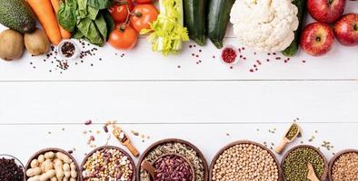 vue de dessus d'une alimentation saine sur fond de bois blanc photo