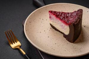 délicieux sucré cheesecake gâteau avec mascarpone fromage, framboises et confiture photo