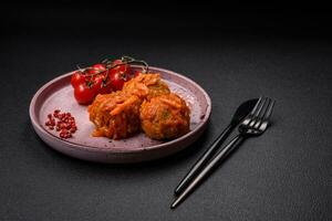 délicieux Frais Boulettes de viande de haché Viande ou poisson avec tomate sauce photo