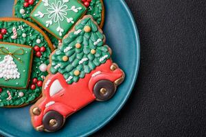 magnifique Noël pain d'épice biscuits sur une rond céramique assiette photo