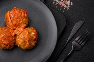 délicieux Frais Boulettes de viande de haché Viande ou poisson avec tomate sauce photo