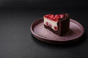 magnifique savoureux sucré tranche de cheesecake avec Cerise sur une céramique assiette photo