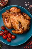 croustillant délicieux entier cuit poulet avec légumes, sel et épices photo