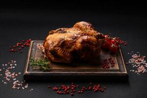 croustillant délicieux entier cuit poulet avec légumes, sel et épices photo