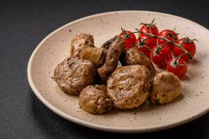 délicieux juteux entier champignons cuit sur le gril avec sel et épices photo