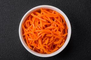 délicieux épicé carottes tranché et cuit dans coréen style sur une céramique assiette photo