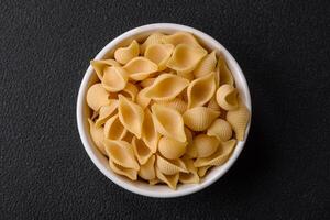 brut italien Pâtes conchiglie de dur blé avec légumes, sel et épices photo