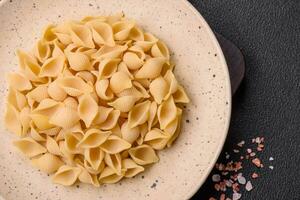 brut italien Pâtes conchiglie de dur blé avec légumes, sel et épices photo