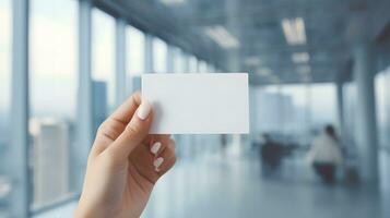 femme main en portant Vide affaires carte dans une élégant Bureau photo