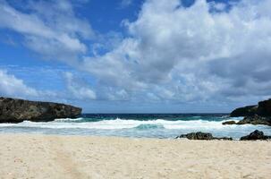 désolé Caraïbes plage en dessous de épais assombri ciels photo