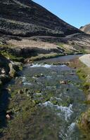 chaud printemps courant dans rural éloigné Islande photo