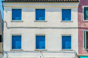 vue de le coloré vénitien Maisons à le îles de Burano dans Venise photo