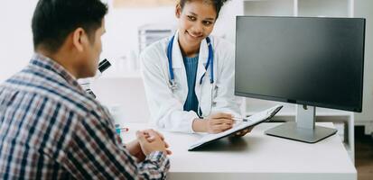 médecin consultant avec patient discuter quelque chose et en présentant résultats sur rapport, médicament et santé se soucier concept. photo