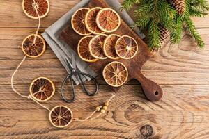 séché Orange tranches sur une en bois Coupe planche pour Noël décorations pour le Nouveau année vacances. Haut voir. photo