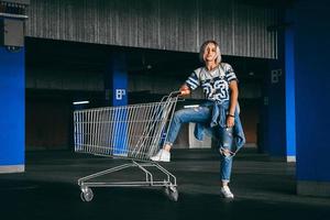 femme avec des caddies dans un parking photo