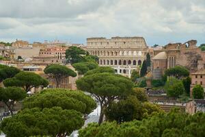 vue de toits de Rome en dessous de nuageux ciel. photo