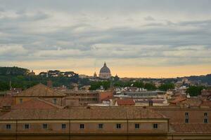 vue de toits de Rome pendant le coucher du soleil. photo