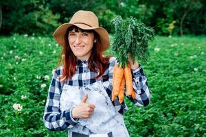 femme tenant des carottes