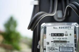 compteur de puissance de mesure électrique pour le coût de l'énergie à la maison et au bureau. photo