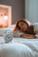 blanc alarme l'horloge sur chevet table dans chambre à coucher, femme en train de dormir sur lit dans Contexte. ai généré photo